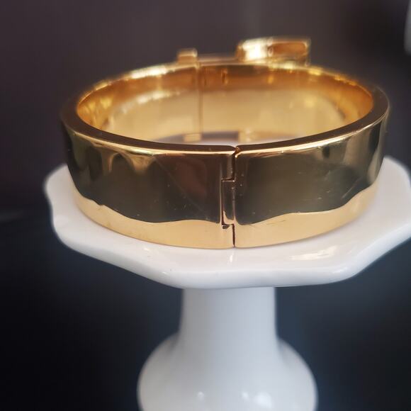 Juicy Couture Wide Hinged Buckle Bangle Bracelet‎ Gold Tone Signed Chunky - Picture 5 of 10